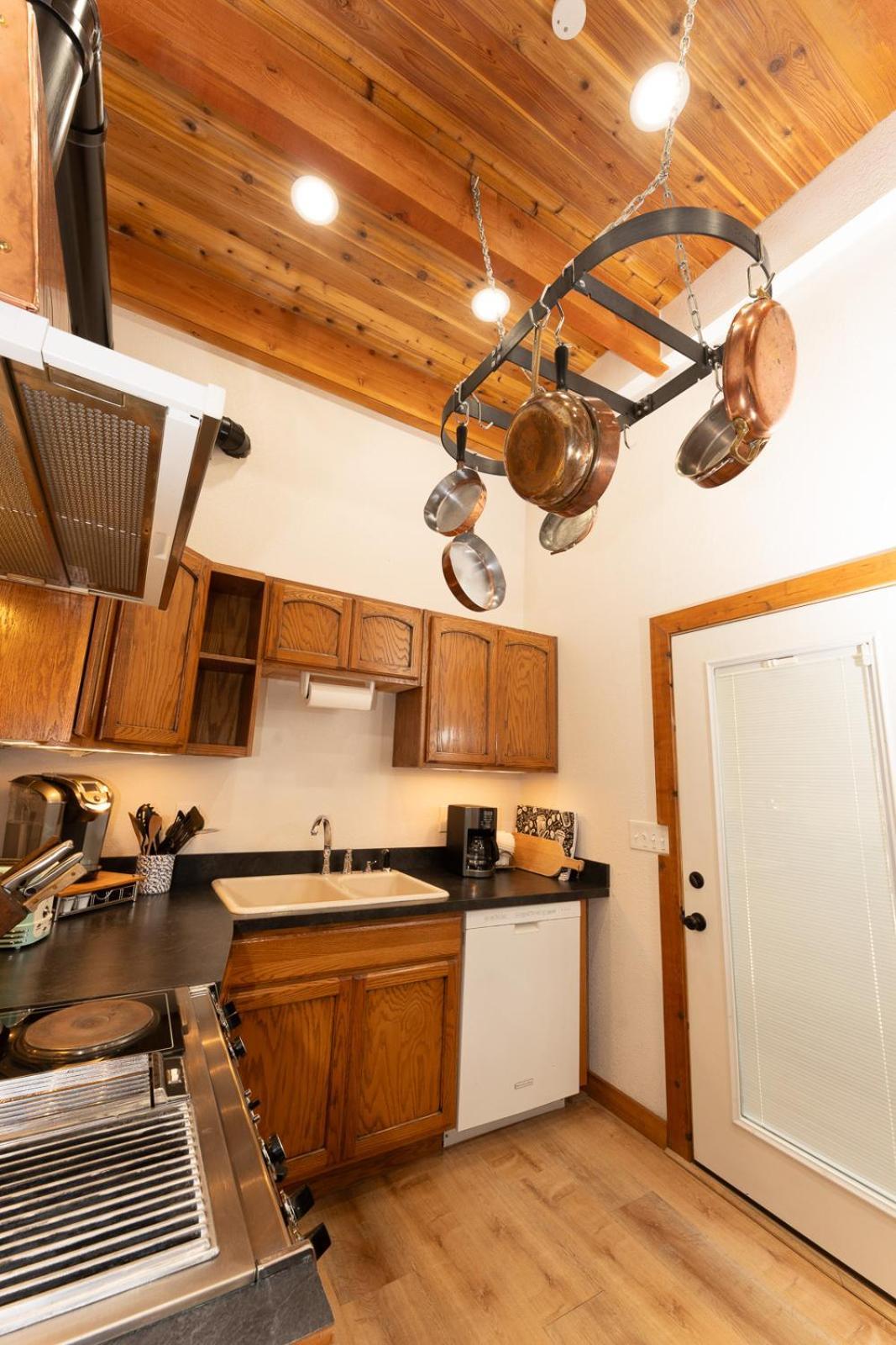 Cedar Cabin Near Silverwood Spirit Lake Exterior photo